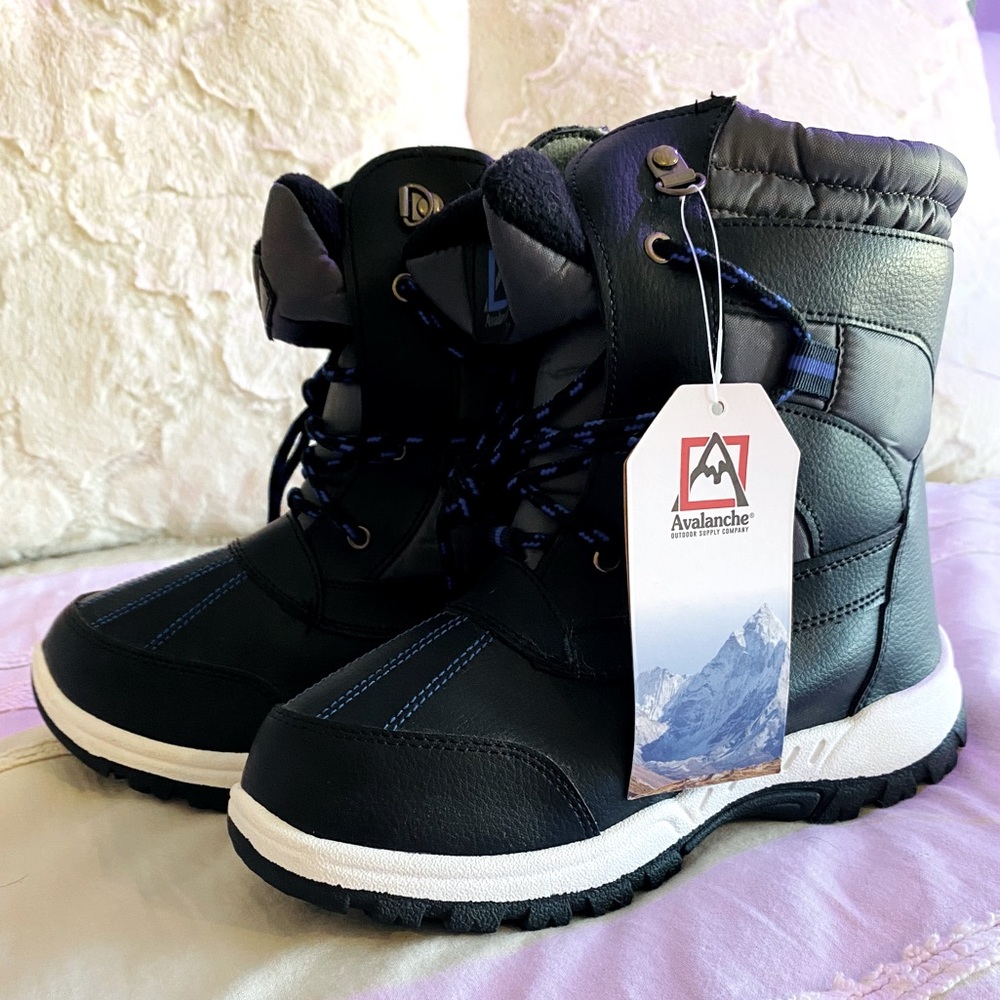 NWT! Avalanche big kids size 4 snow boats!
